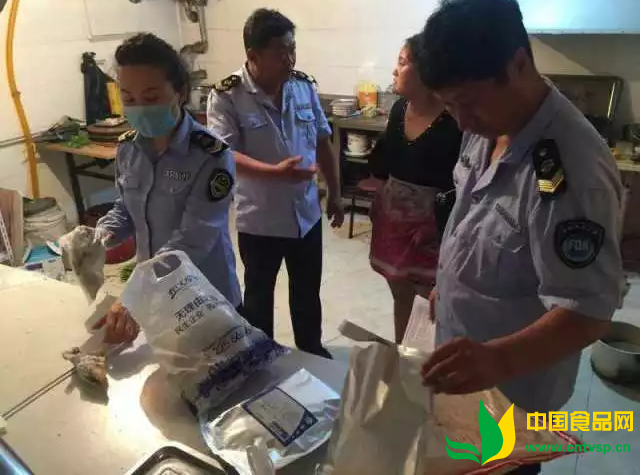 通辽市食品药品监督执法支队夜查烧烤专项行动“第二天”