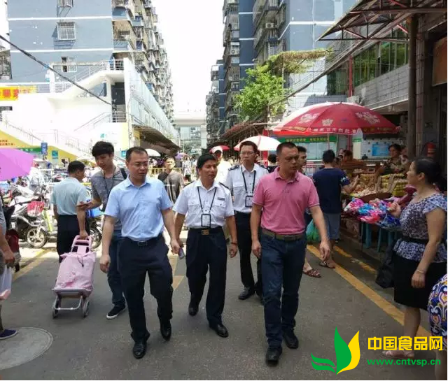 龙华街道多部门联合对华富市场食品安全、市容环境开展秩序整顿工作