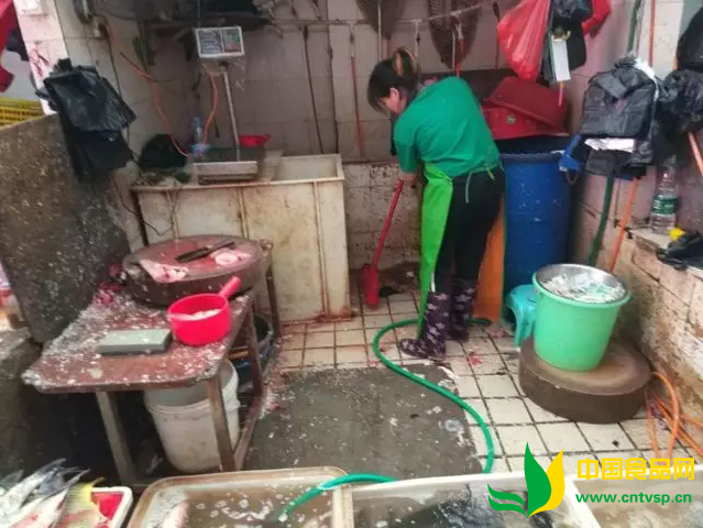 龙华街道多部门联合对华富市场食品安全、市容环境开展秩序整顿工作