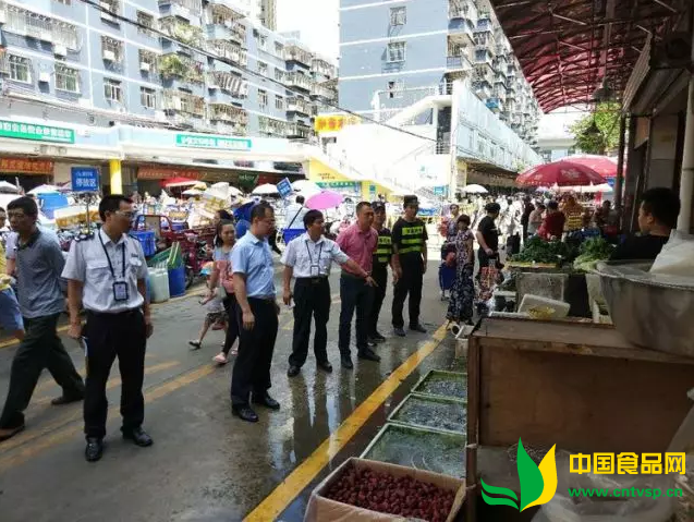 龙华街道多部门联合对华富市场食品安全、市容环境开展秩序整顿工作
