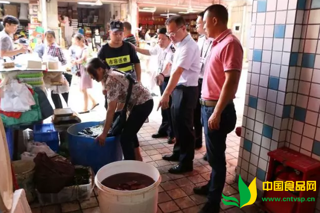 龙华街道多部门联合对华富市场食品安全、市容环境开展秩序整顿工作