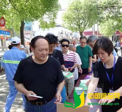 练塘镇开展食品安全宣传周宣传活动