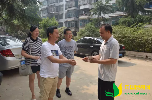 八一建军节前夕, 邵阳县食品药品工商监督管理局走访慰问特困退伍军人