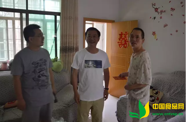 八一建军节前夕, 邵阳县食品药品工商监督管理局走访慰问特困退伍军人