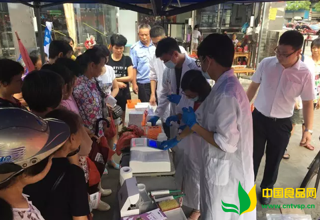 鹤山市首辆食品快速检测车“亮相”农贸市场